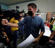 El candidato a la Alcaldía de San Juan por el Movimiento Victoria Ciudadana (MVC), Manuel Natal, habla con los periodistas a su llegada a un centro de votación en San Juan, Puerto Rico. EFE/Thais Llorca
