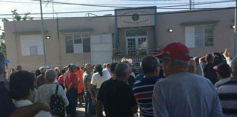 Los residentes del barrio Barinas marcharon hasta la Oficina de Servicio al Cliente de la AEE en Yauco. (Suministrada)