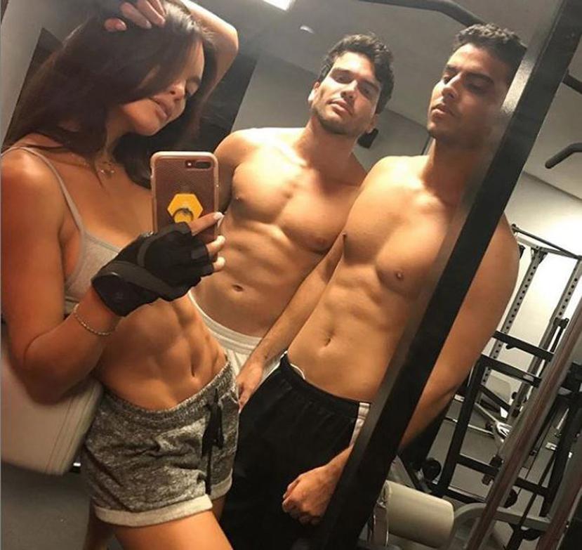 La modelo junto a sus hermanos. (Instagram)