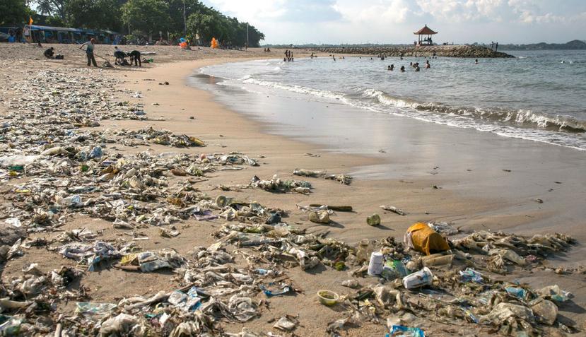 Más del 80% de la basura que va a dar a los océanos se genera en tierra, y uno de los contribuyentes mayores en esta contaminación es el plástico (EFE).