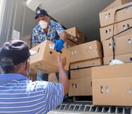 Ayer, en la Placita Barceló, miembros del Comité Dominicano de Derechos Humanos trabajaron distribuyendo alimentos entre líderes comunitarios que terminarían repartiendo los artículos entre los más necesitados de sus vecindarios.