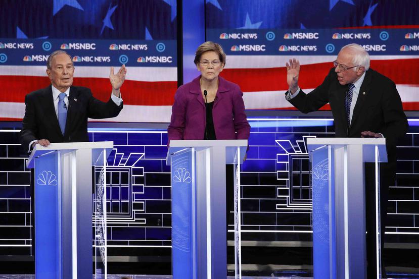 Michael Bloomberg, Elizabeth Warren y Bernie Sanders durante el debate demócrata celebrado anoche en Las Vegas. (AP)