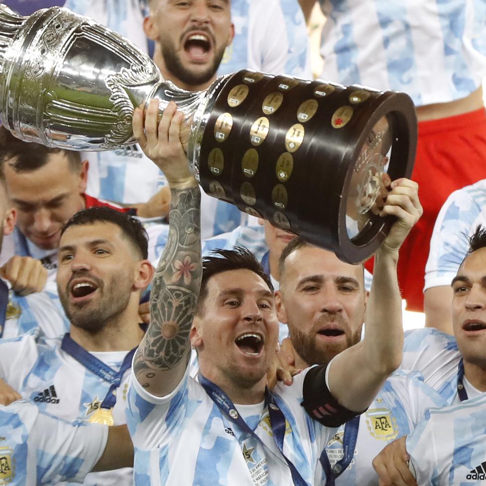 Lionel Messi, de Argentina, alza el trofeo tras la victoria en la final de la Copa América frente a Brasil, el sábado 10 de julio de 2021, en el Maracaná.