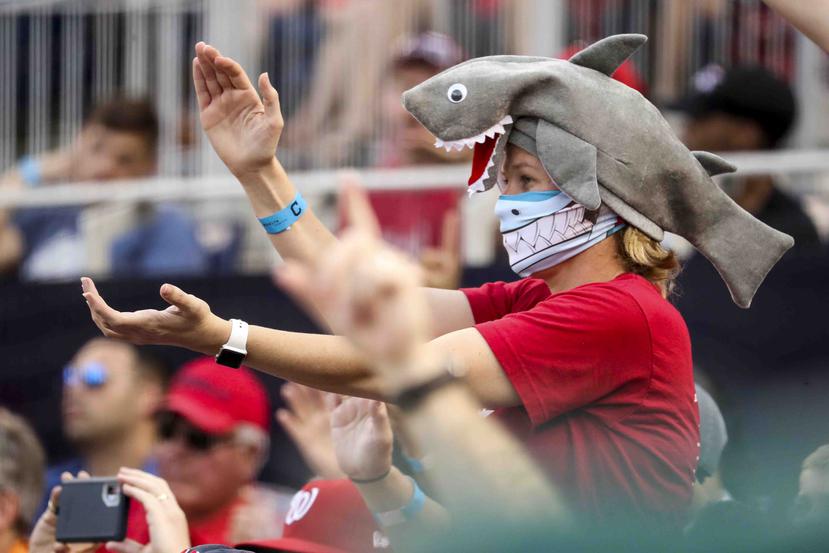 Fanático hace el gesto de "Baby Shark" cuando el jugador de los Nationals de Washington Gerardo Parra batea. (AP)