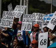 Personas se manifiestan durante una protesta en la que exigen mejoras salariales en Caracas, Venezuela.