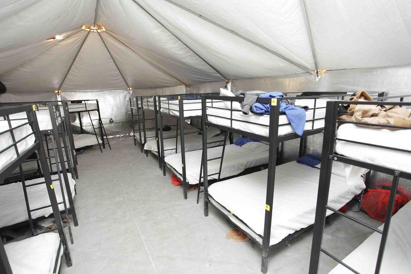 Esta foto sin fecha proveída por el Departamento de Salud y Servicios Humanos de Estados Unidos muestra el interior de una instalación para niños inmigrantes separados de sus padres en Tornillo, Texas. (AP)