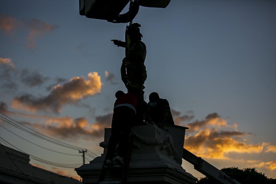 Las autoridades reinstalaron a eso de las 6:40 de la tarde de hoy, lunes, la estatua de Juan Ponce de León en el Viejo San Juan.
