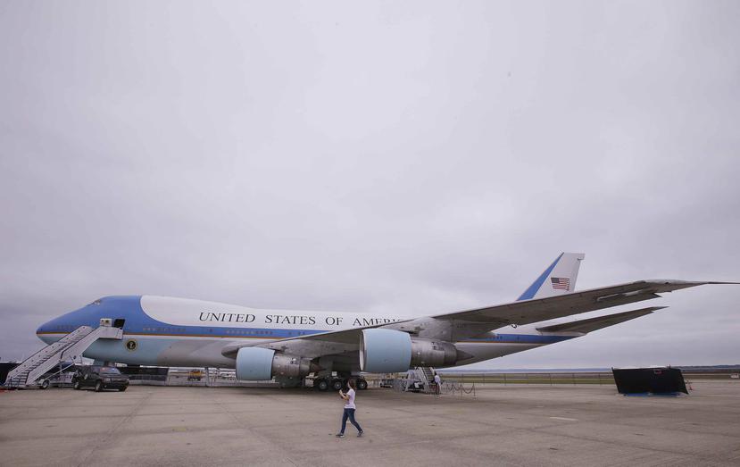 En el viaje lo acompaña la primera dama, Melania Trump, así como la comisionada residente en a Washington, Jenniffer González, como principal figura del gobierno en el Air Force One. (AP)