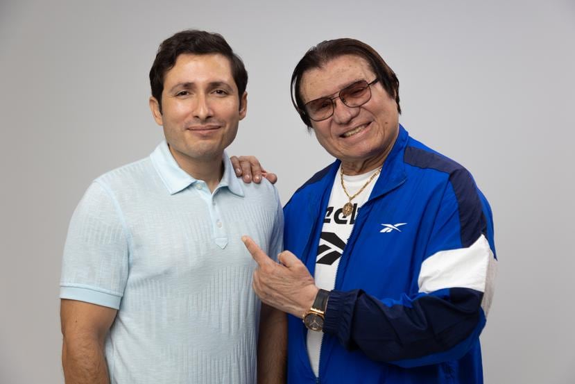 Omar Torres Molina, a la izquierda interpreta el papel del salsero Bobby Cruz, a la derecha, en la película “Los reyes de la salsa”.