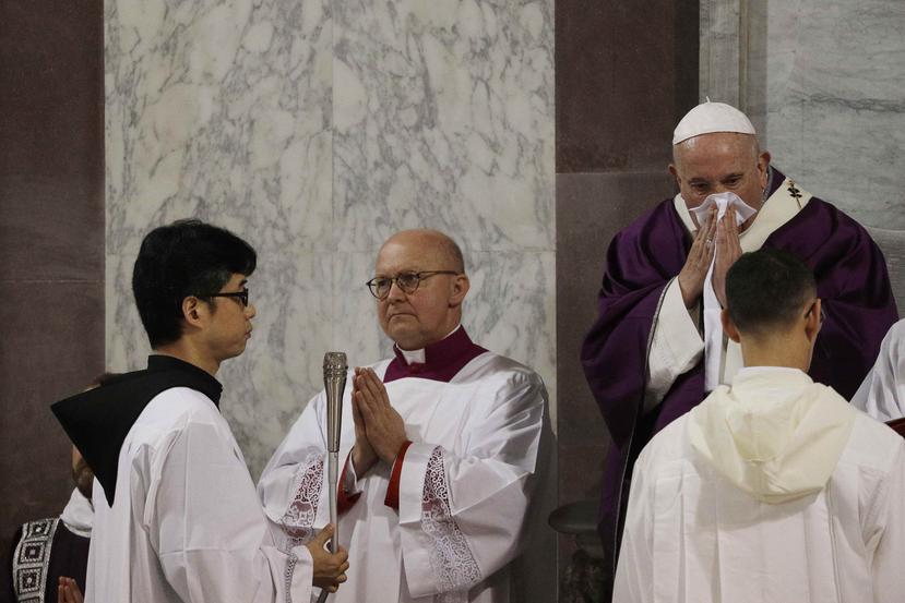El papa Francisco se limpia la nariz mientras celebra la misa del Miércoles de Ceniza que da inicio a la Cuaresma. (AP)