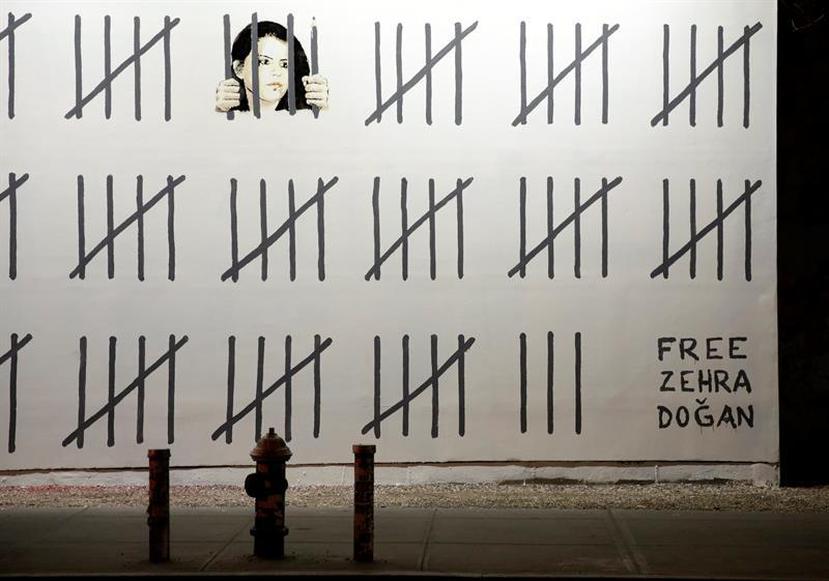 Un mural pintado por Banksy, el anónimo artista callejero británico, protesta por el encarcelamiento de Zehra Dogan, en el Bowery de la ciudad de Nueva York, EE.UU. (EFE/Jason Szenes).