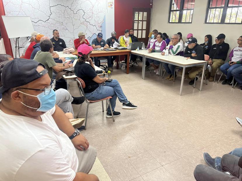 El alcalde Rafael Surillo Ruiz se reunió ayer con los funcionarios de su municipio en el COE antes del paso de la tormenta Fiona.
