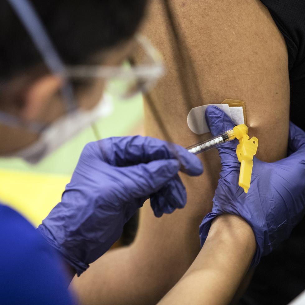 Fotografía de archivo en la que se ve cómo una persona es vacunada contra la viruela del mono en Los Ángeles (EE.UU.) el pasado 10 de agosto. EFE/EPA/ETIENNE LAURENT
