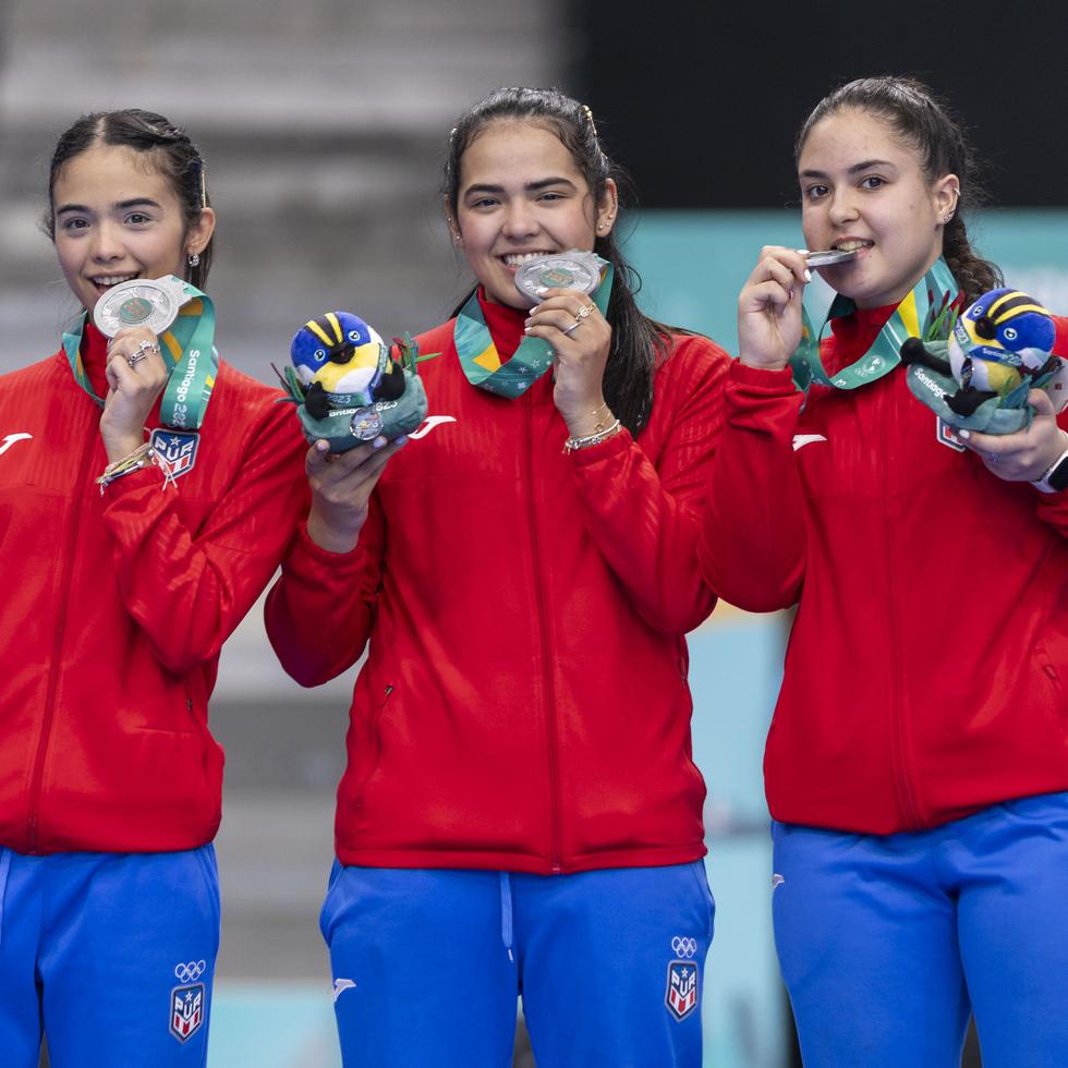 Melanie Díaz, Adriana Díaz y Brianna Burgos con sus medallas de plata.