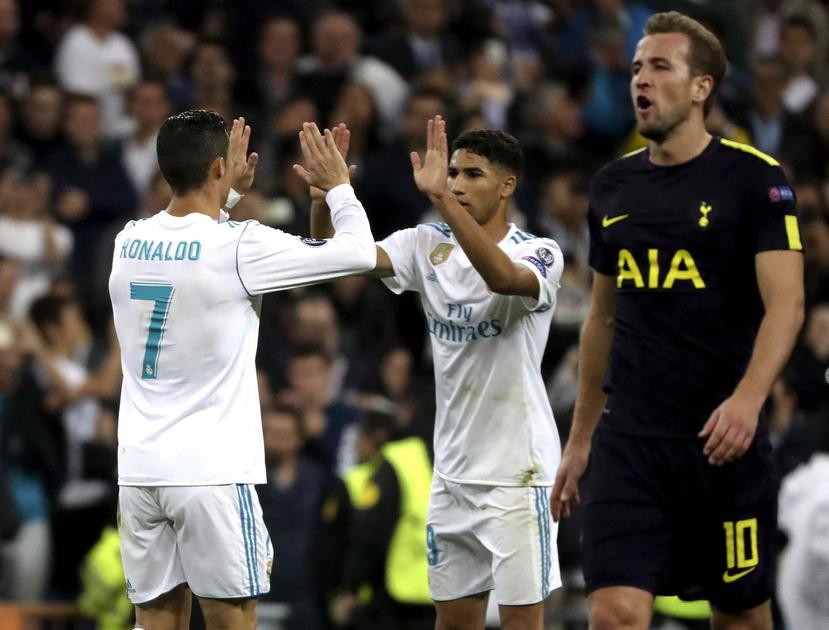 Cristiano Ronaldo (7) es felicitado luego de marcar un gol en el partido contra el Tottenham. (EFE / Ballesteros)