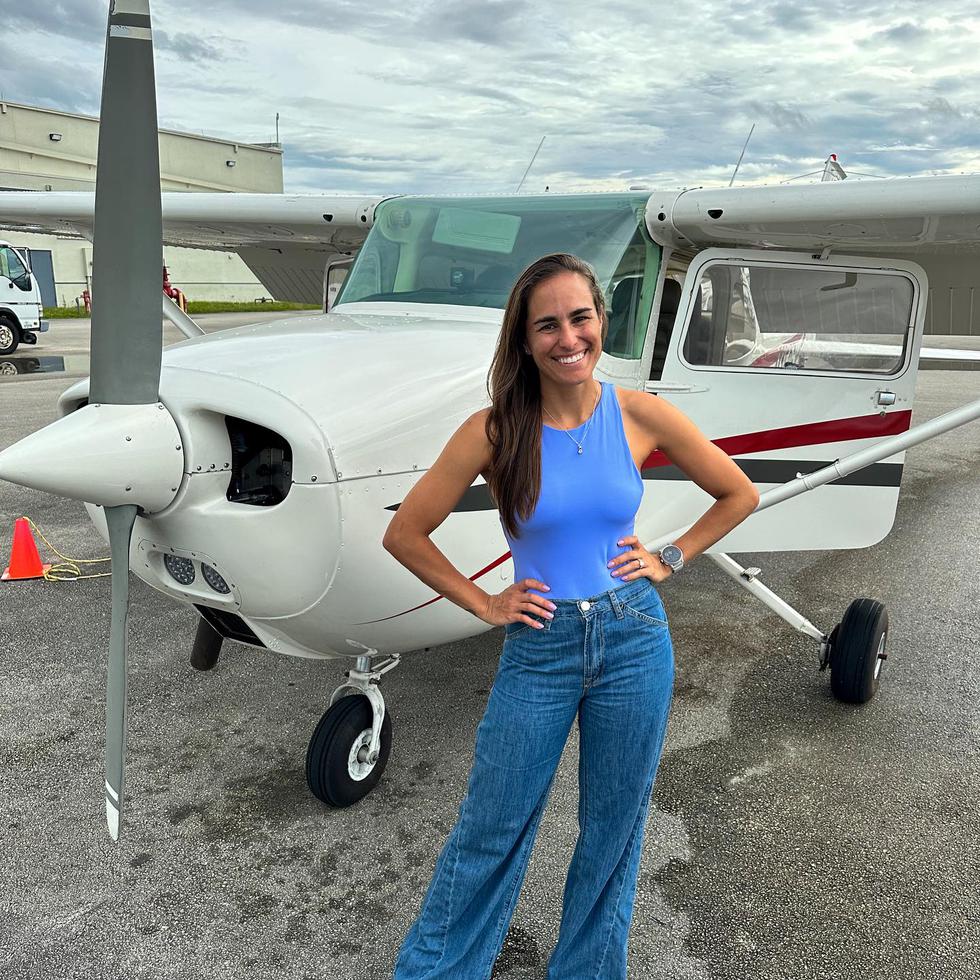 Mónica Puig posa frente al avión que voló como parte de la celebración de su cumpleaños.
