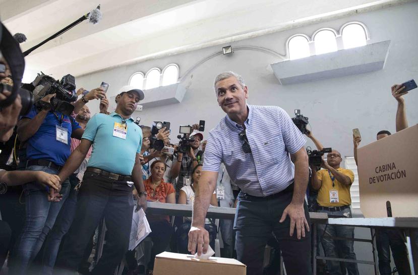 Gonzalo Castillo, precandidato presidencial por el Partido de la Liberación Dominicana, coloca su voto en una urna. (AP Photo/Tatiana Fernandez)(AP / Tatiana Fernández)