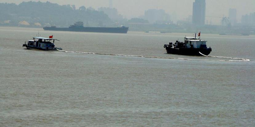 El barco se hundió a las 9:28 p.m. hora local del lunes en la sección de Jianli (provincia de Hubei, centro de China) del río Yangtsé, el mayor y más caudaloso río del país. (Captura / Twitter)
