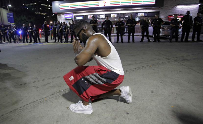Incidnete en Dallas supone un nuevo episodio de violencia por la actuación policial con afroamericanos.