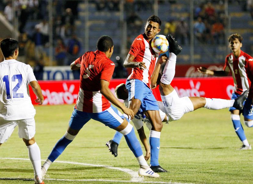 El jugador de Puerto Rico Geovany Calderon (i) y el hondureño Bryan Moya (d) disputan un balón durante un partido amistoso entre la selección de Honduras y la selección de Puerto Rico, en el estadio Nacional Tiburcio Carias de Tegucigalpa, en Honduras. (E