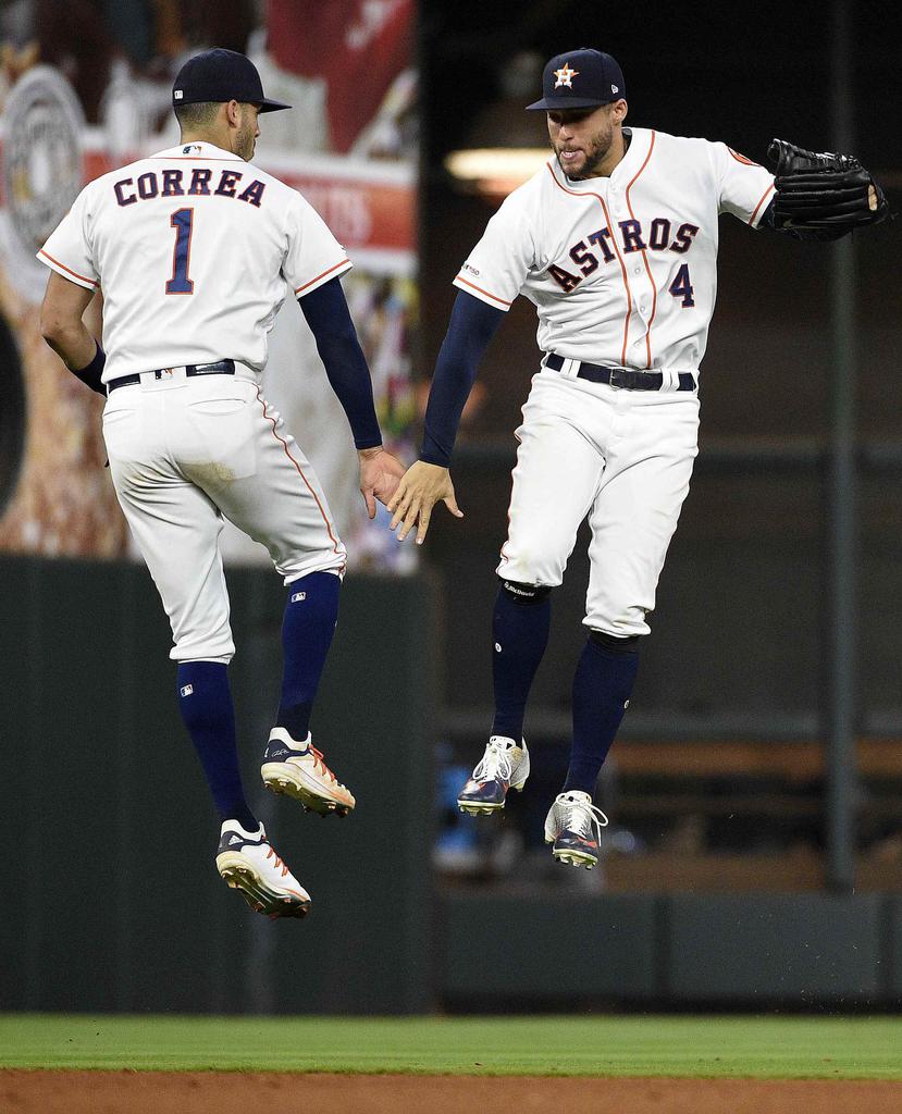 Carlos Correa y George Springer celebran tras la victoria de los Astros. (AP)