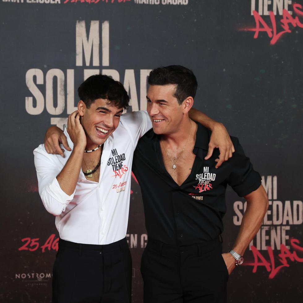 El actor Óscar Casas, junto a su hermano y director del filme Mario Casas durante la presentación de la nueva película "Mi soledad tiene alas" en Madrid.