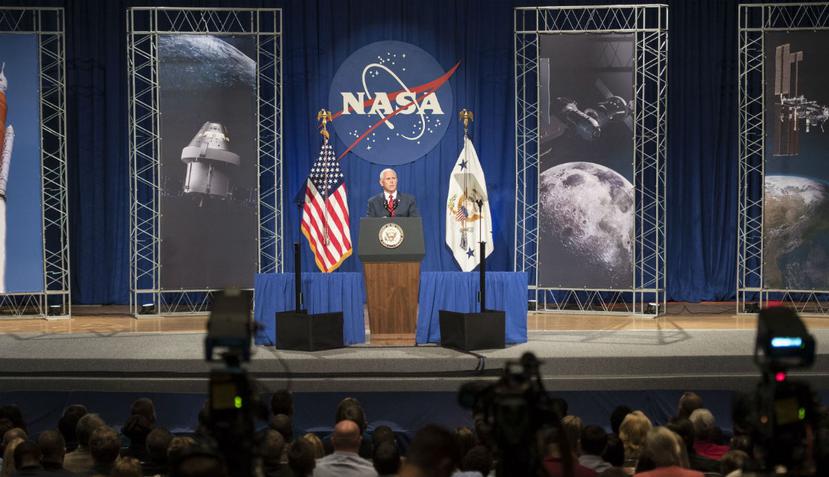 El vicepresidente de Estados Unidos, Mike Pence, mientras habla en el auditorio Teague en el Centro Espacial Johnson de la NASA (EFE).