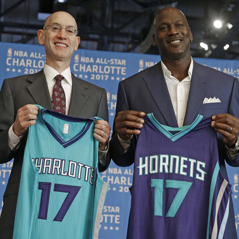 Michael Jordan, a la derecha junto al comisionado de la NBA, Adam Silver, seguirá en la operación de los Hornets hasta el sorteo de novatos la próxima semana.