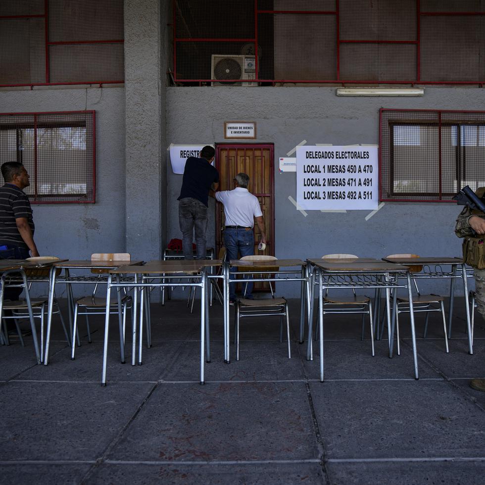 Una soldado vigilaba el sábado el montaje de un centro electoral en el Estado Nacional, en Santiago, previo a la consulta constitucional del domingo.