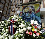 Un mural adornado con flores dedicado al expresidente chileno Salvador Allende fue registrado este lunes, 11 de septiembre, frente a la entrada principal de la facultad de medicina de la Universidad de El Salvador, en San Salvador (El Salvador). EFE/Rodrigo Sura
