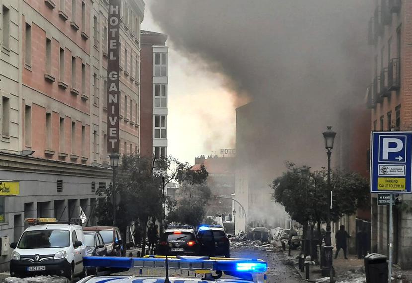 Bomberos atienden la explosión en una calle céntrica de Madrid el miércoles, 20 de enero de 2021.
