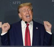 El expresidente Donald Trump habla sobre halterofilia durante una reunión del Instituto de Política Primero Estados Unidos en el Marriott Marquis en Washington.