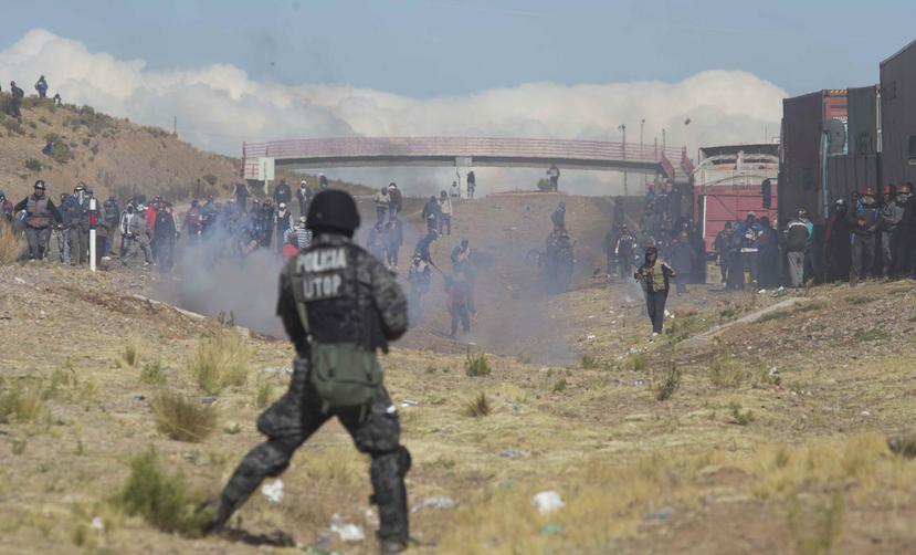 MIneros y efectivos de la policía se enfrentaron en Panduro, Bolivia. (AP)