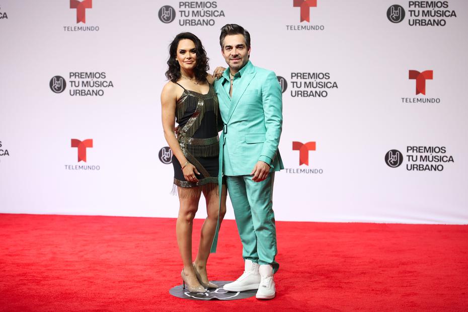 Lucía Ruiz de la Peña y su esposo, el presentador de la noche, Omar Chaparro.
