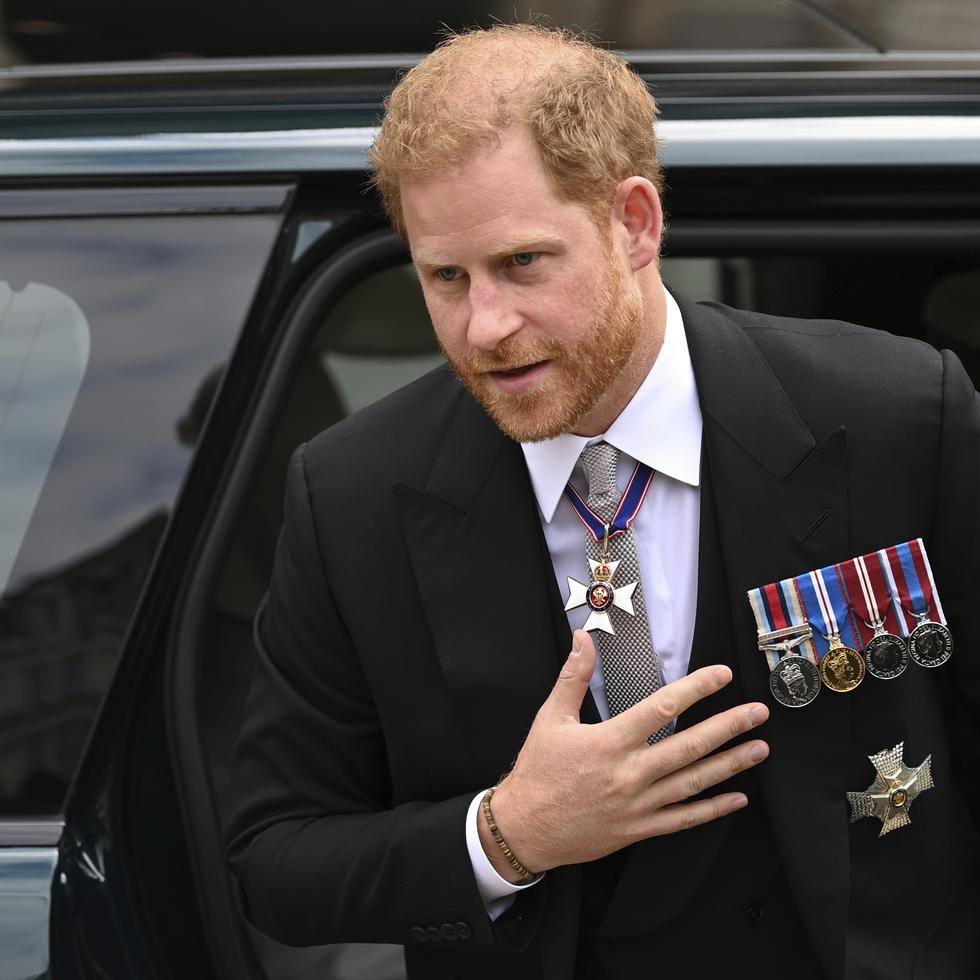 El príncipe Harry asistirá solo a la coronación de su padre.