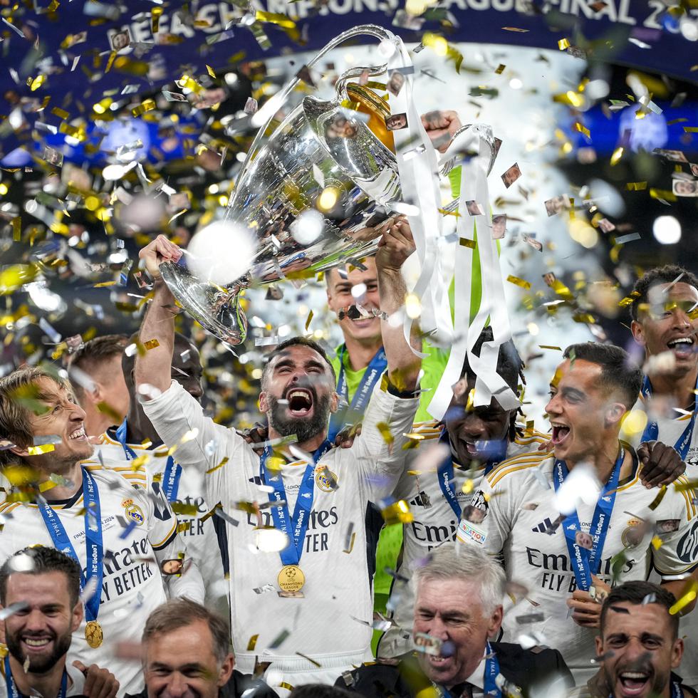 Dani Carvajal levanta la decimoquinta Copa de Europa del Real Madrid, tras la victoria ante el Borussia Dortmund.