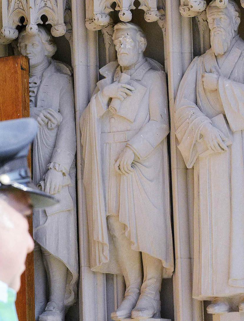 Estatuas de líderes confederados en la Universidad de Duke, en Durham, Carolina del Norte el 17 de agosto del 2017. (AP)