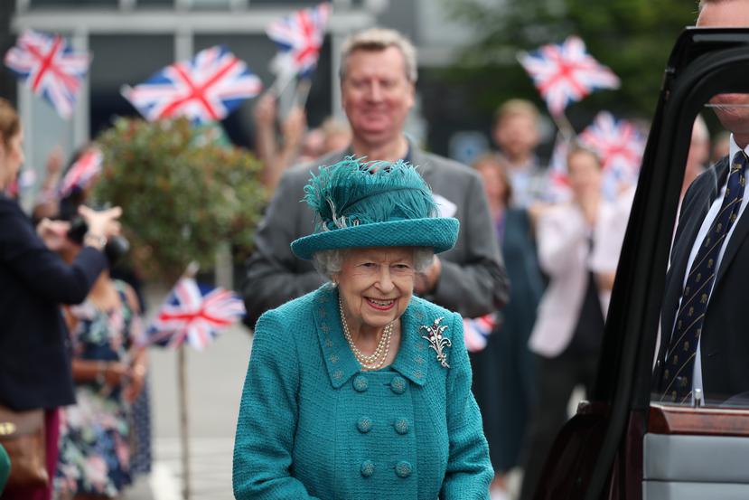 La reina durante su reciente visita al set del programa “Coronation Street”. (Foto: AP)