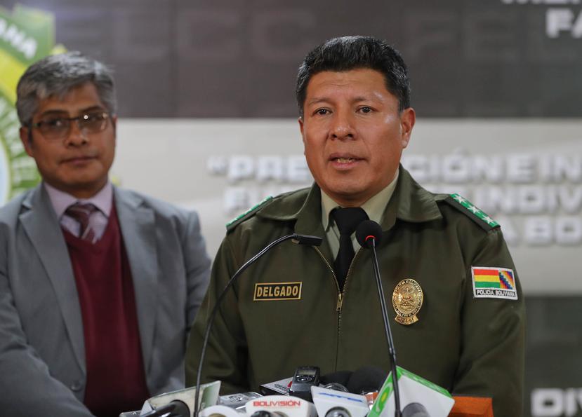 El comandante nacional de la Policía Boliviana, Rómulo Delgado (d), habla durante una conferencia de prensa sobre la muerte de un soldado a causa de un disparo. (EFE)