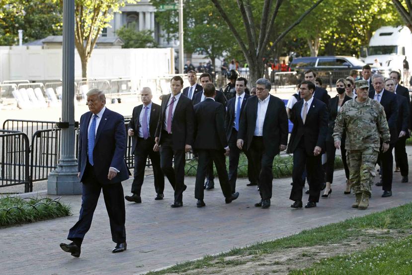 La foto muestra a Donald Trump (en primer plano) mientras caminaba por el parque de Lafayette rumbo a la capilla de St. John. (AP / Patrick Semansky)