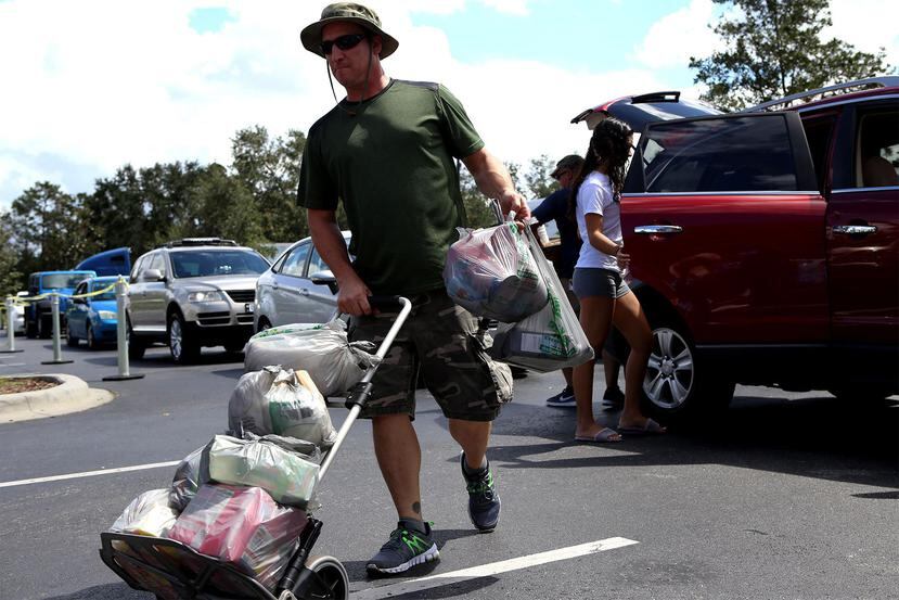 Personas en Florida recolectando artículos de primera necesidad para Puerto Rico.