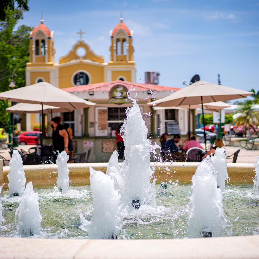 En el casco urbano, la plaza pública y la Parroquia San Antonio de Abad construida en 1703, al fondo.
