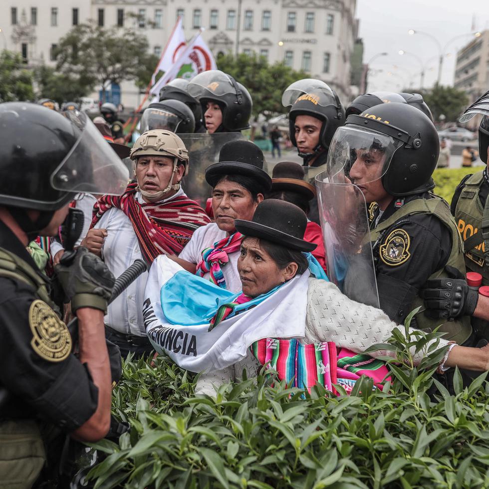 Manifestantes chocan con policías frente a la sede del Congreso en Lima, Perú.