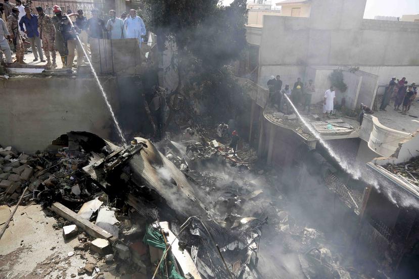 Un avión con 99 pasajeros se estrella en Karachi, Pakistán. (AP)