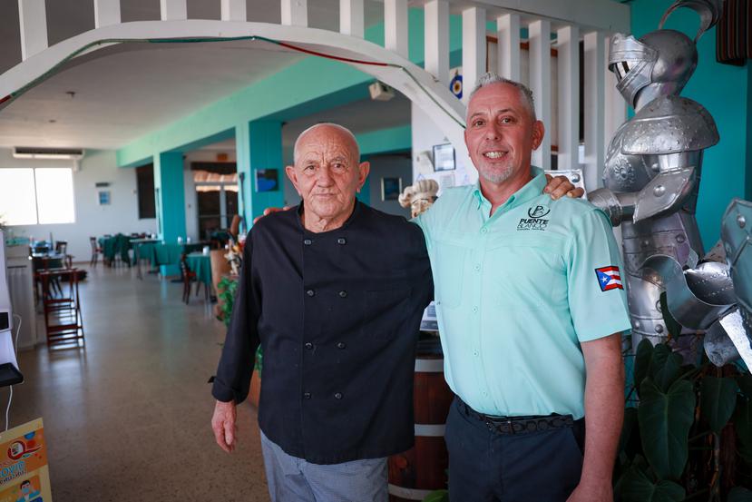 El chef Jose Morales Lugo (izq.) y su hijo, Gabriel Morales Viera, propietarios  del Restaurante Histórico Puente Blanco.
