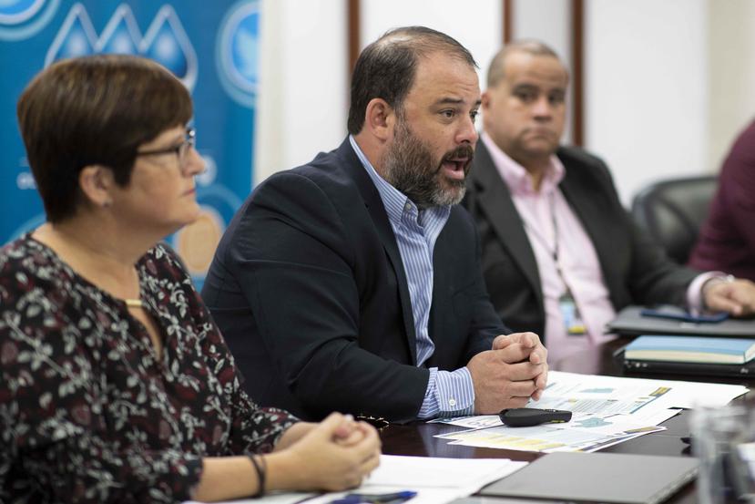 Elí Díaz Atienza (centro) se reunió hoy con los alcaldes de los municipios que se afectarán con el racionamiento.