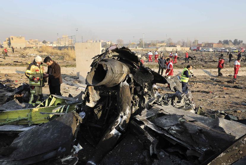 Los restos de un avión ucraniano que se estrelló poco después de despegar en Shahedshahr, en el suroeste de Teherán, Irán. (AP)