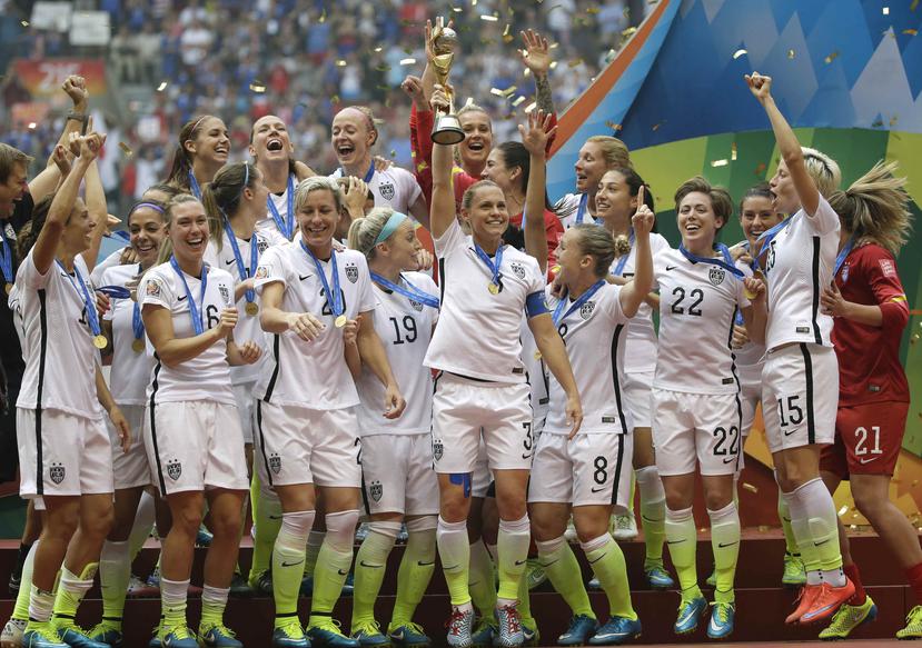 La selección estadounidense de fútbol de mujeres festeja luego de vencer a Japón en la final de la Copa del Mundo en Vancouver, Canadá. (AP)