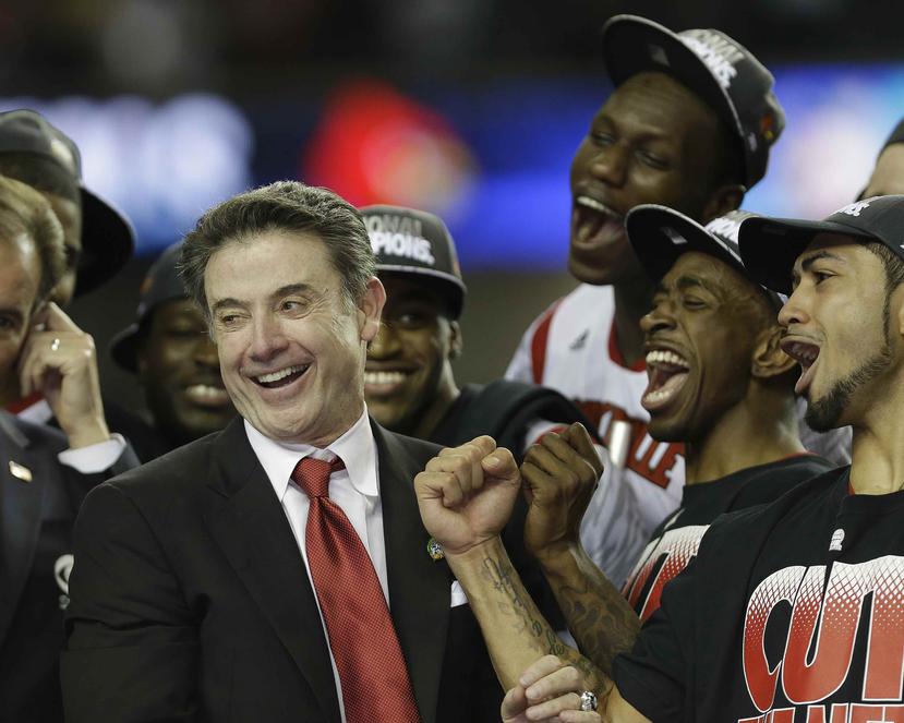 El dirigente Rick Pitino y el quinteto de Louisville que ganó el campeonato de la NCAA en el 2013. (AP)