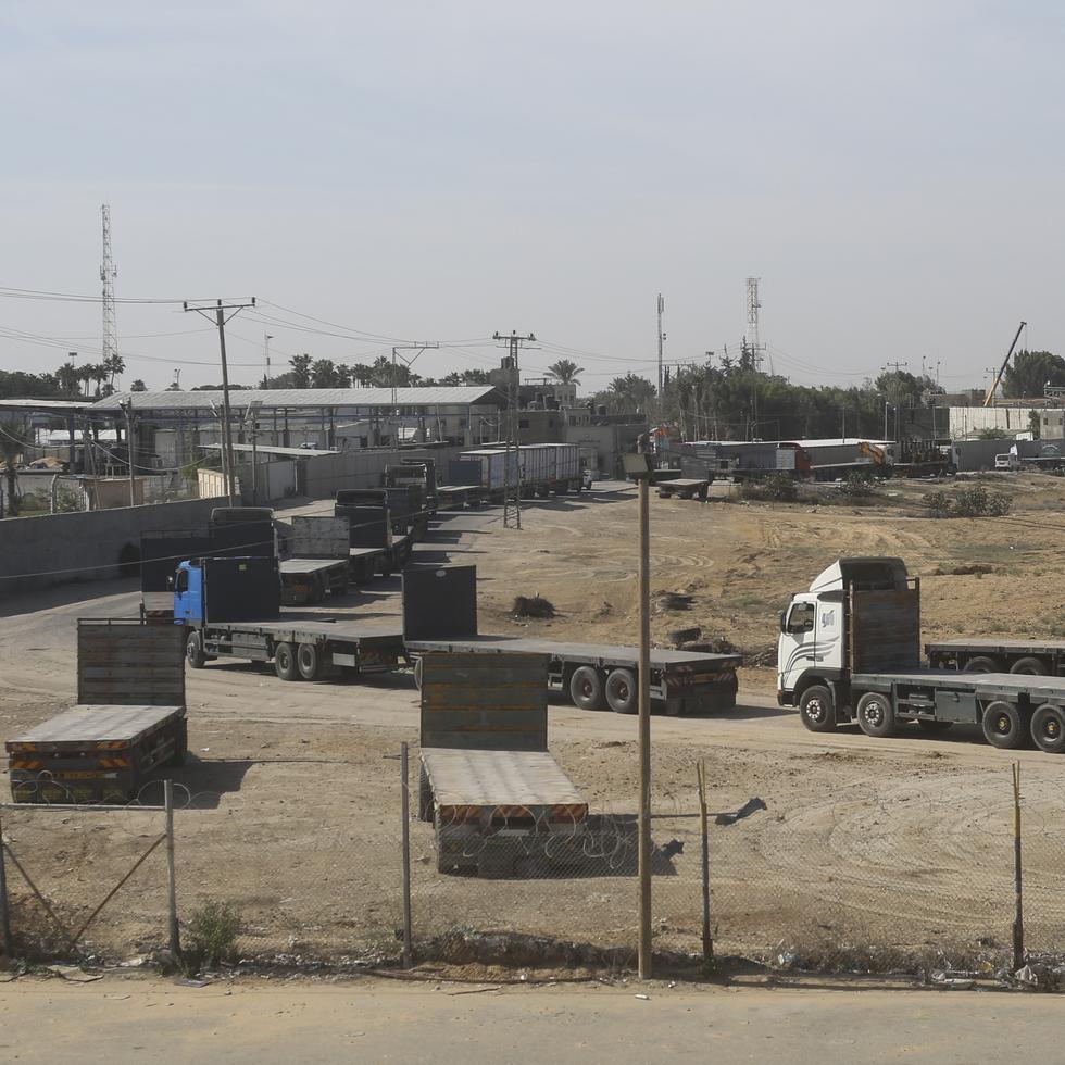 Camiones palestinos esperan en fila en la frontera entre la Franja de Gaza y Egipto para trasladar al ayuda humanitaria, en Rafah.